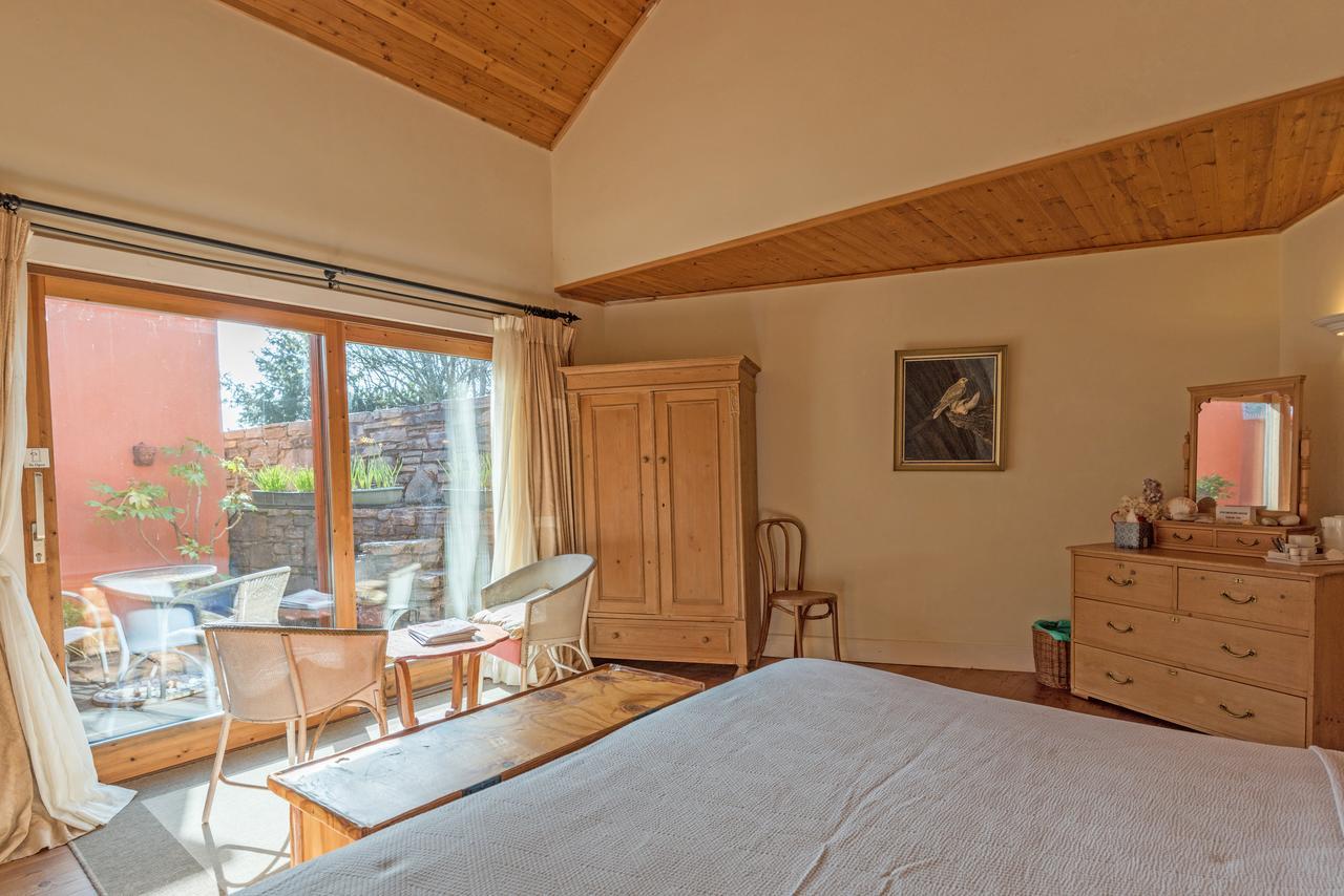 Dolphin Beach House Hotel Клифдън Екстериор снимка