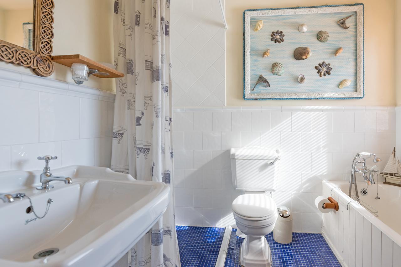 Dolphin Beach House Hotel Клифдън Екстериор снимка
