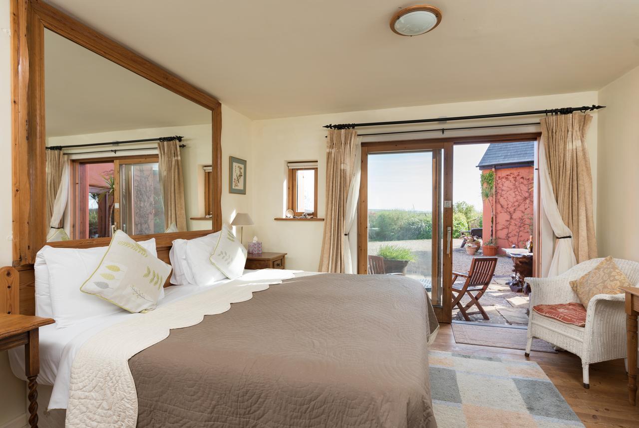 Dolphin Beach House Hotel Клифдън Екстериор снимка