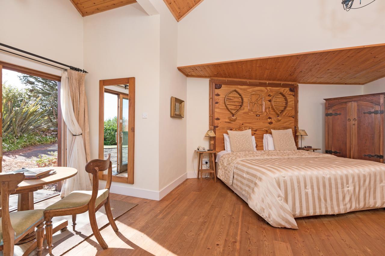 Dolphin Beach House Hotel Клифдън Екстериор снимка