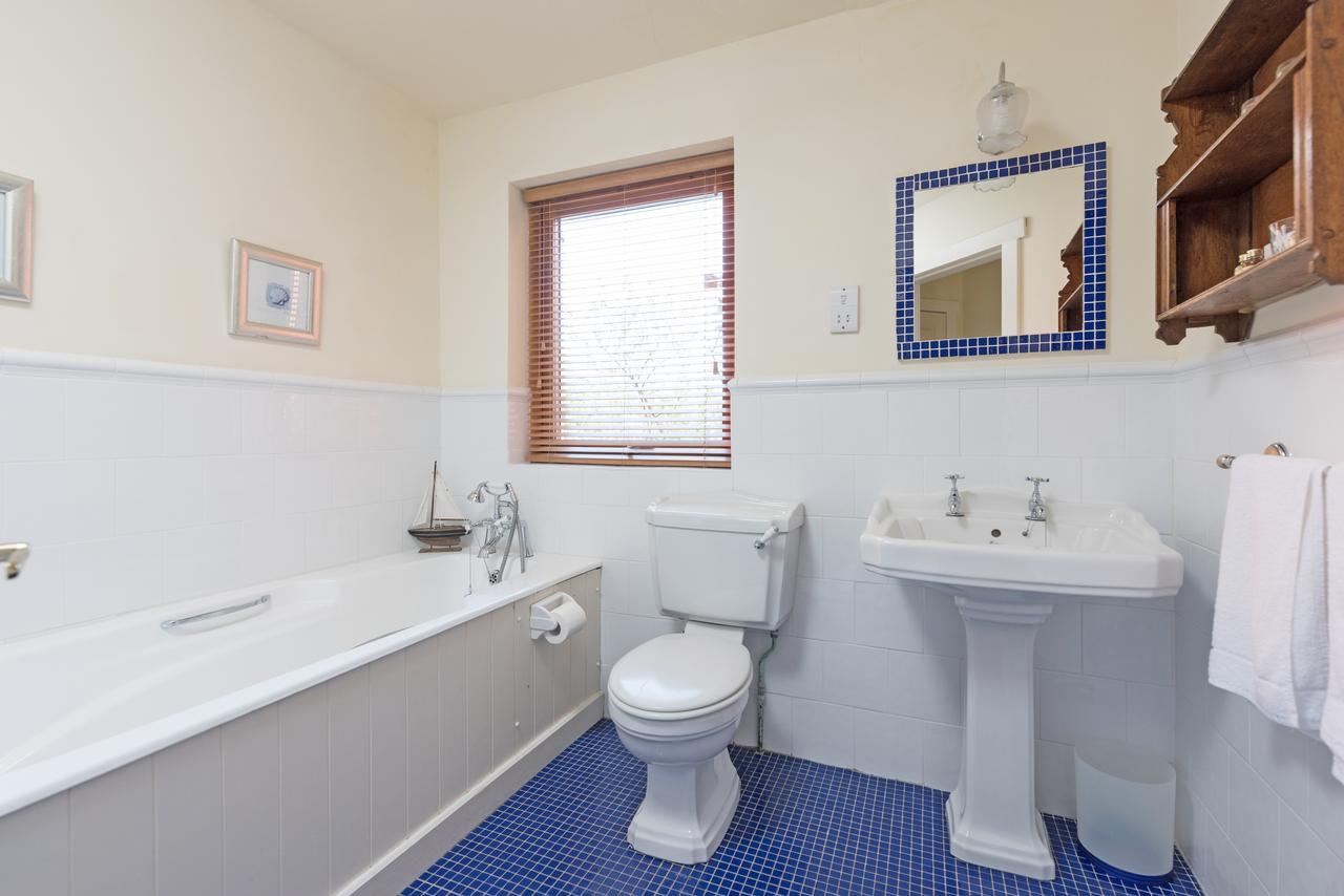 Dolphin Beach House Hotel Клифдън Екстериор снимка