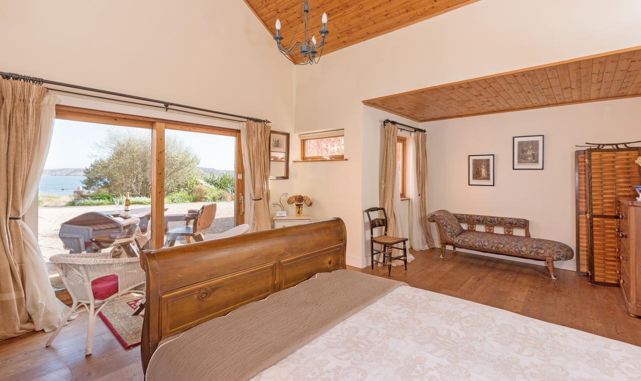 Dolphin Beach House Hotel Клифдън Екстериор снимка