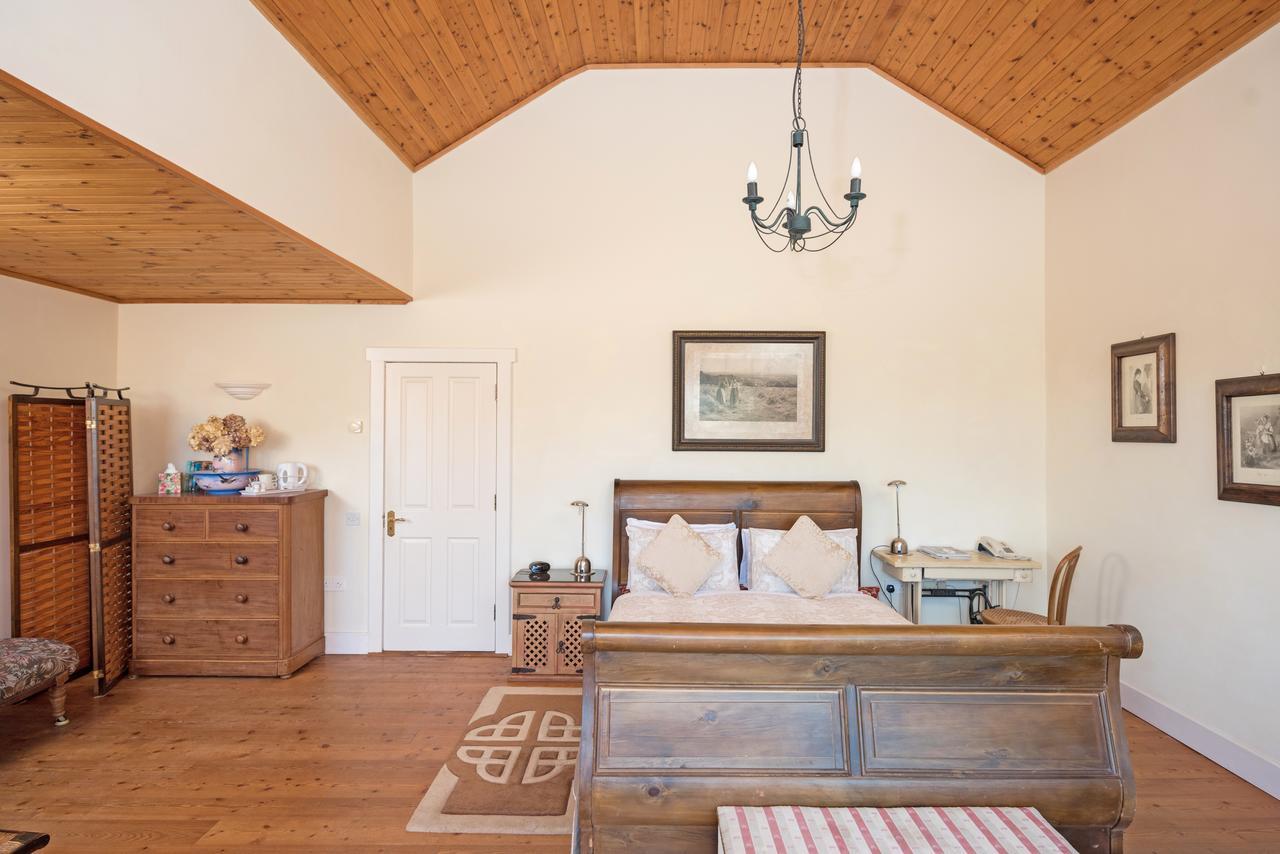 Dolphin Beach House Hotel Клифдън Екстериор снимка