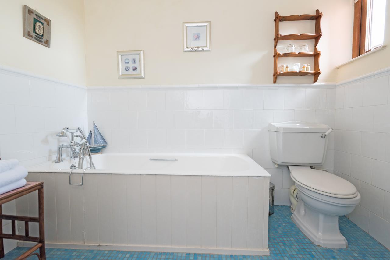 Dolphin Beach House Hotel Клифдън Екстериор снимка