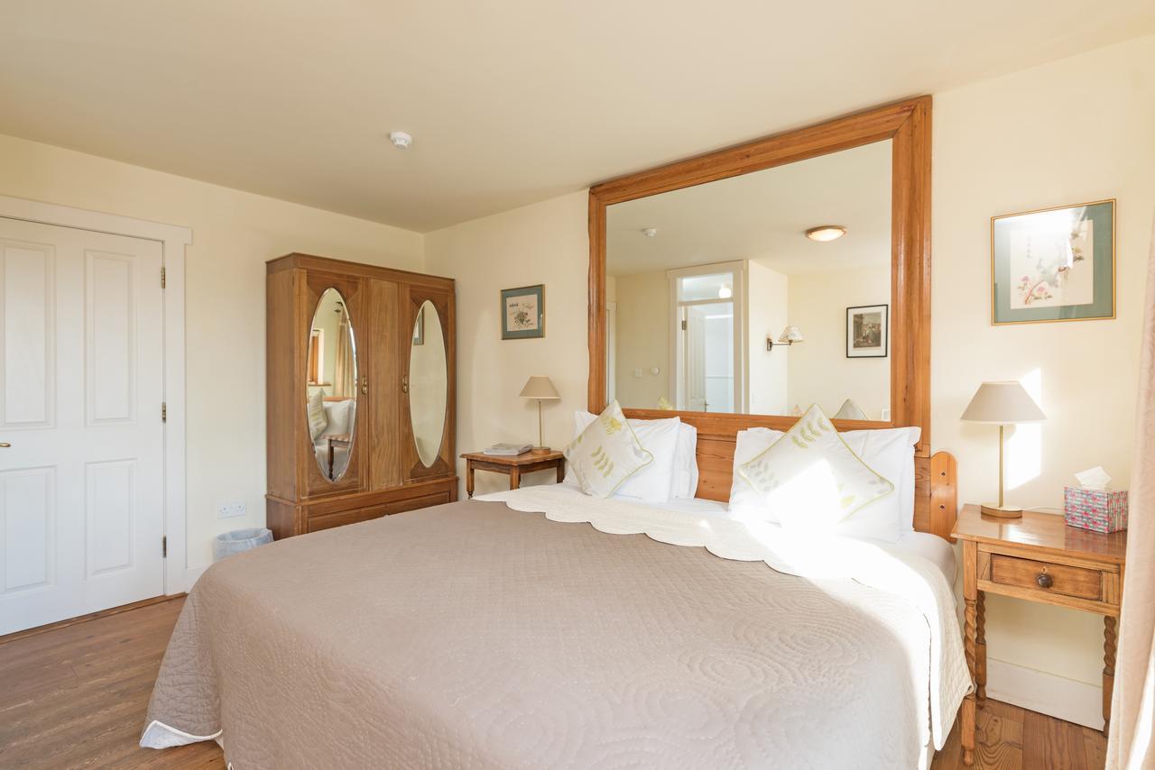 Dolphin Beach House Hotel Клифдън Екстериор снимка