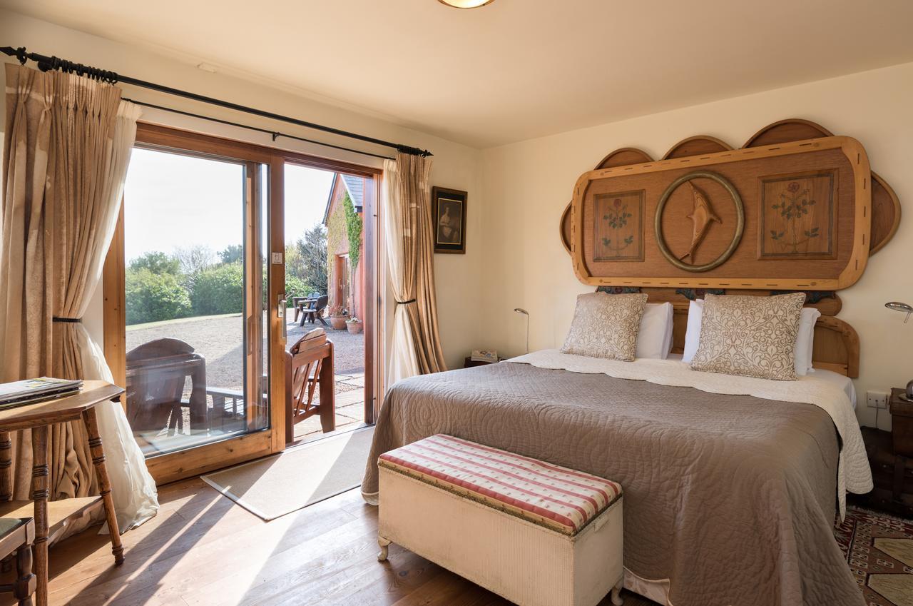 Dolphin Beach House Hotel Клифдън Екстериор снимка