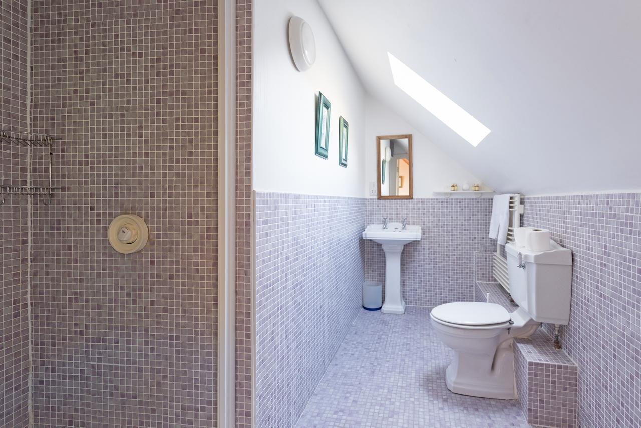 Dolphin Beach House Hotel Клифдън Екстериор снимка