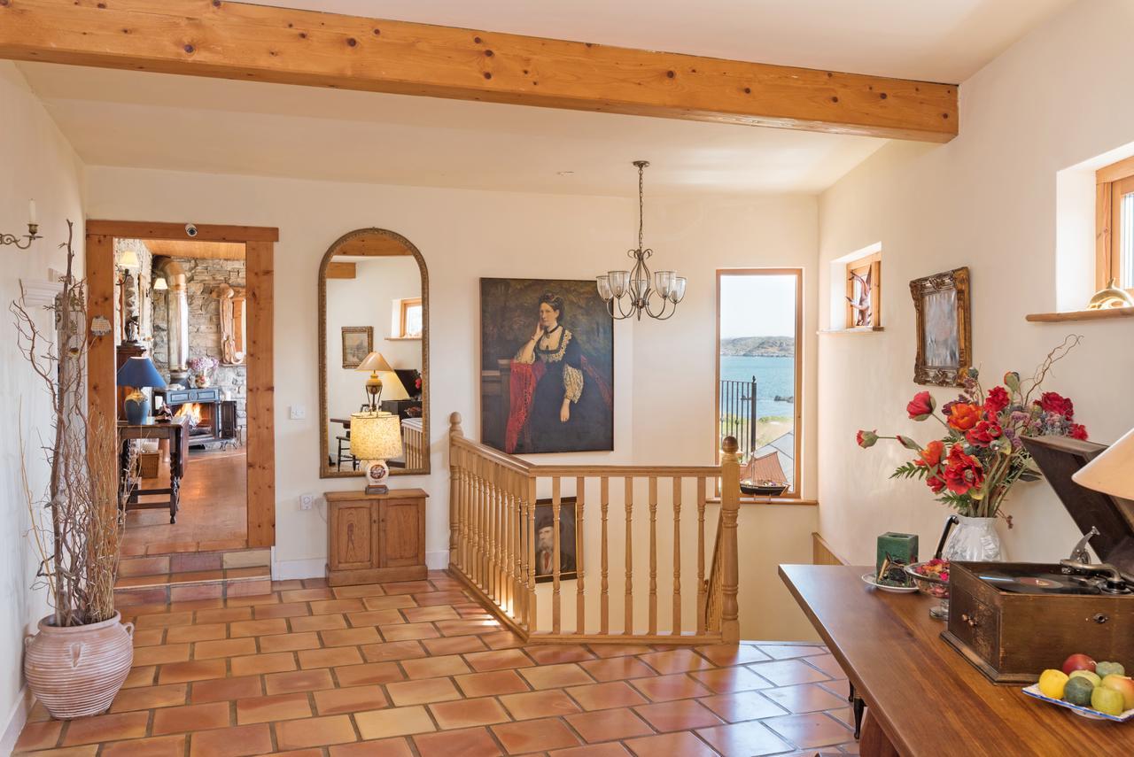 Dolphin Beach House Hotel Клифдън Екстериор снимка