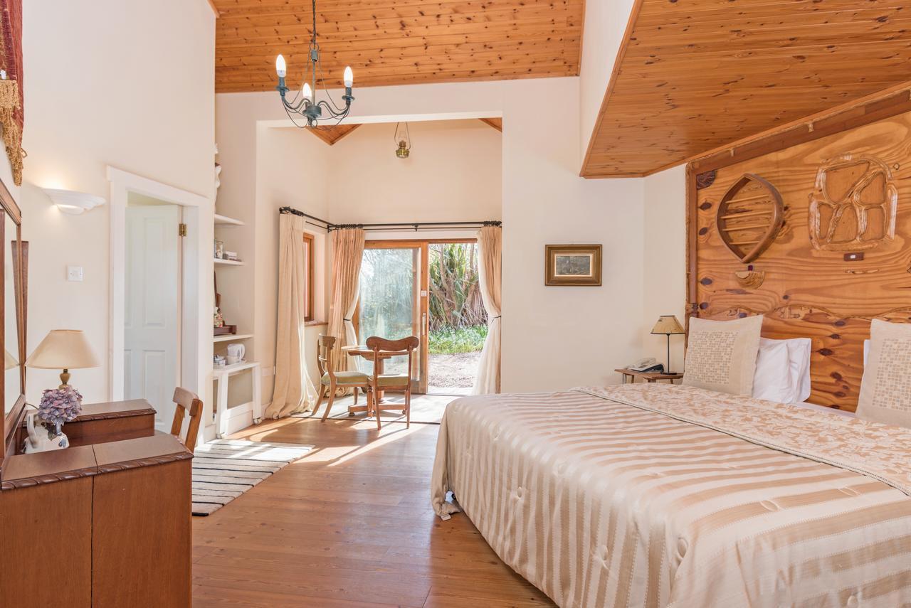 Dolphin Beach House Hotel Клифдън Екстериор снимка