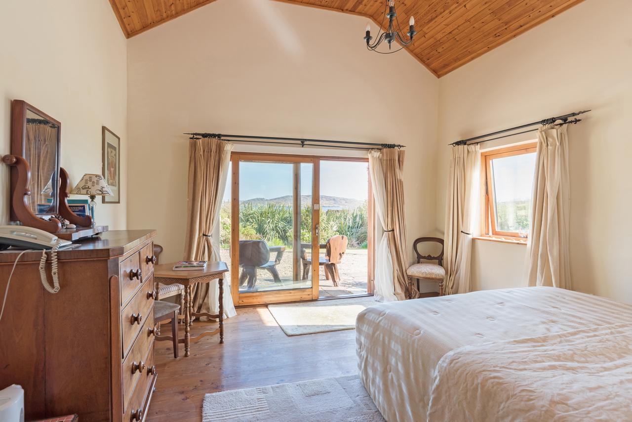 Dolphin Beach House Hotel Клифдън Екстериор снимка