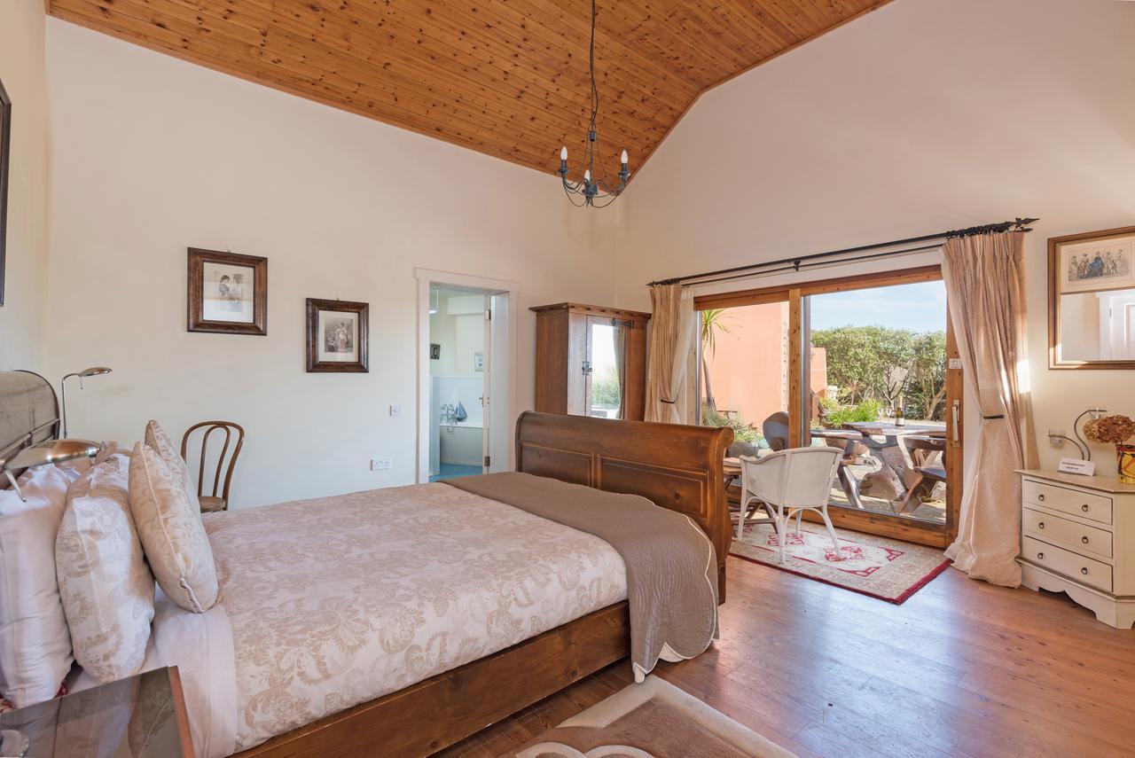 Dolphin Beach House Hotel Клифдън Екстериор снимка