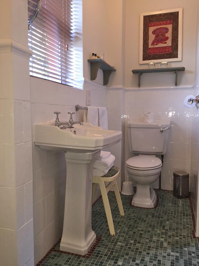 Dolphin Beach House Hotel Клифдън Екстериор снимка