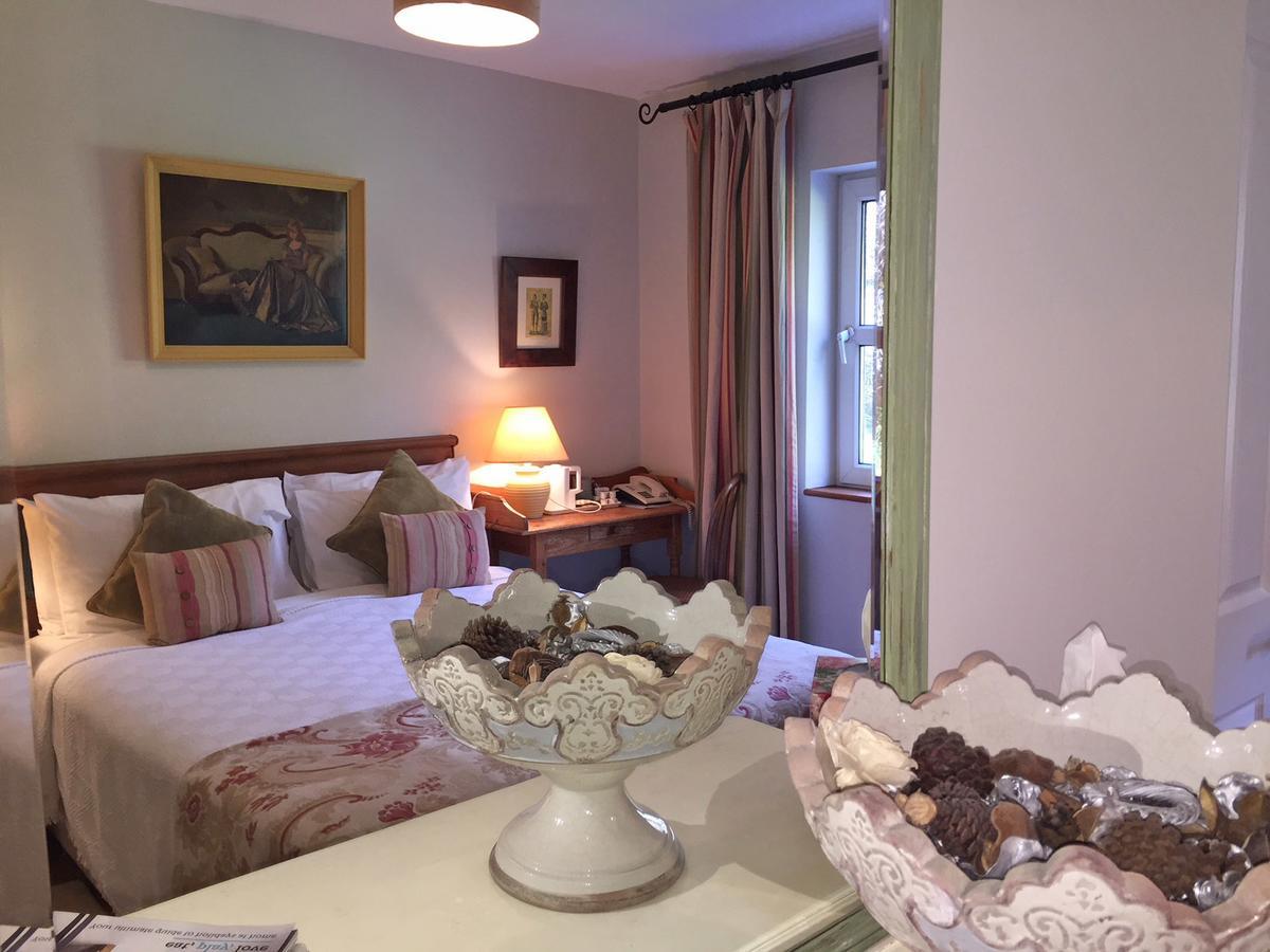 Dolphin Beach House Hotel Клифдън Екстериор снимка